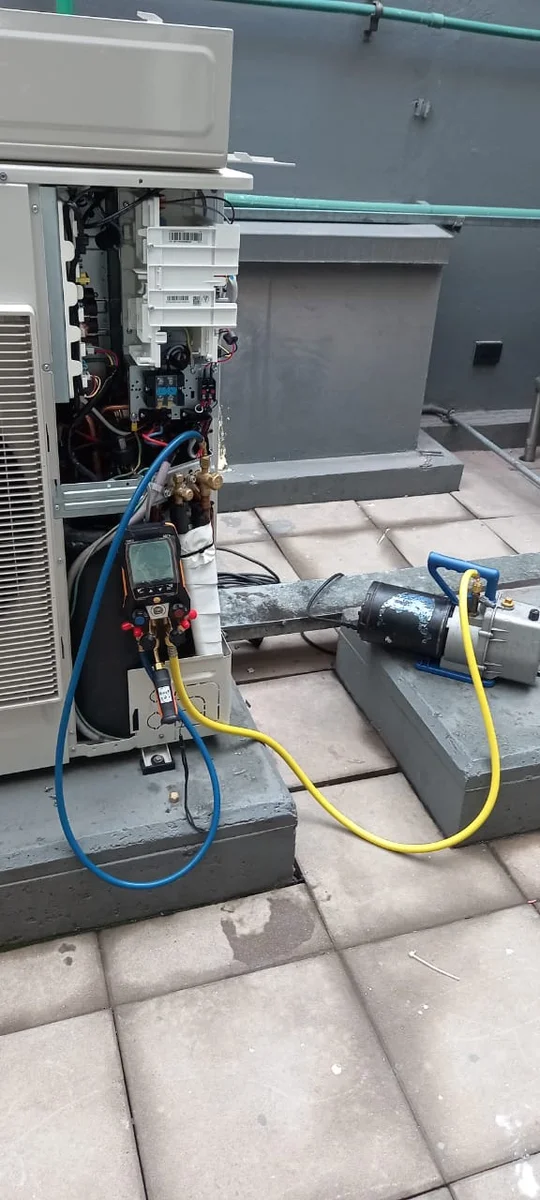 Técnico de Clima Service en instalación